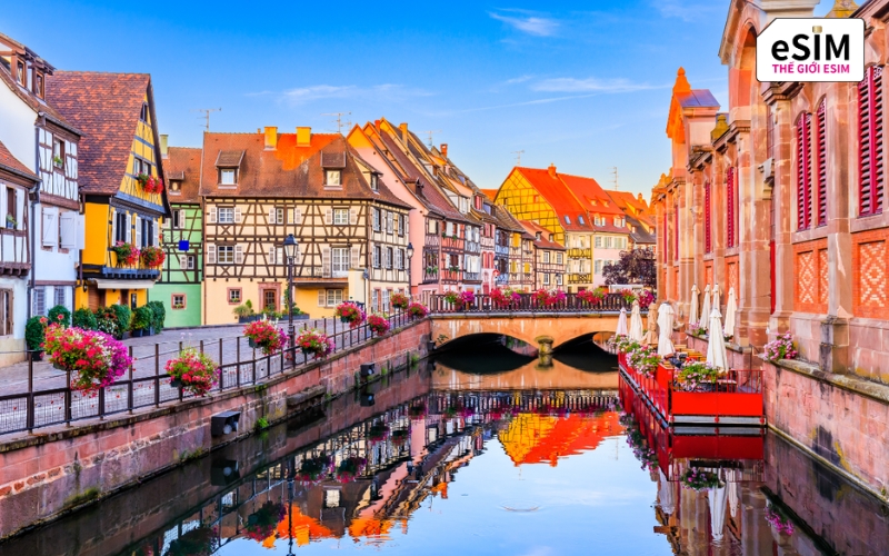 Thị trấn Colmar (Pháp) khiến du khách say đắm bởi những ngôi nhà rực rỡ sắc màu soi bóng dòng kênh thơ mộng 